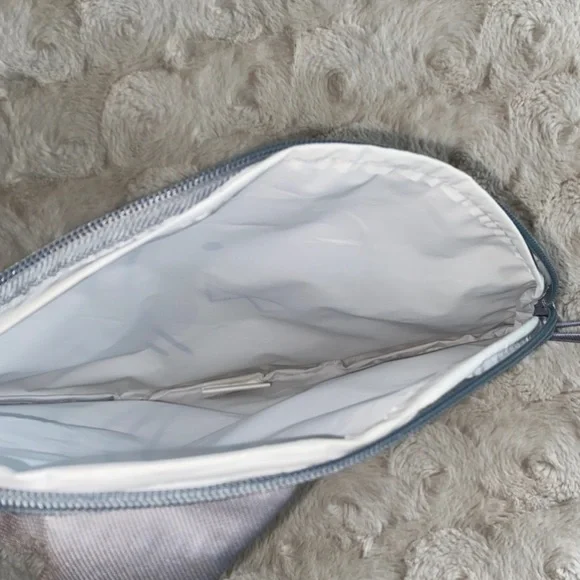 Shark Cooler Bag Wristlet - Picture 3 of 6